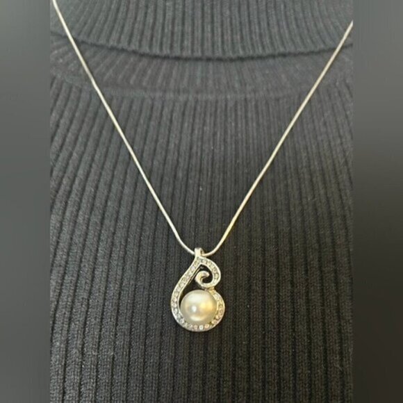 Elegant Pearl & Rhinestone Swirl Pendant Necklace – Silver Tone Classic - Picture 4 of 7